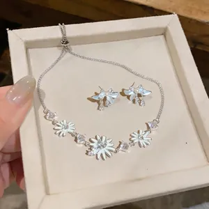 Elegante conjunto joyas margaritas esmalte blanco con circón y perlas en bandeja