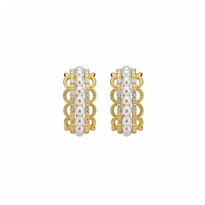Elegantes pendientes de aro en C dorados con perlas blancas y encaje de cristales brillantes