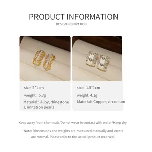 Vista detallada de elegantes pendientes de botón en forma de C con diamantes y perlas