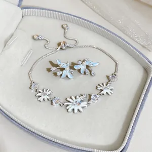 Detalle del conjunto de joyas flores de esmalte con circonitas y perlas en caja