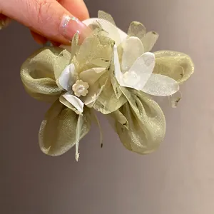 Elegantes pendientes de flores de gasa verde con perlas y agujas de plata