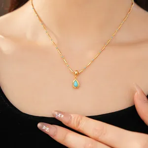 Gros plan détaillé d'un collier plaqué or 18 carats avec un pendentif en pierre bleue