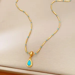 Détail d'un élégant collier plaqué or 18 carats avec un pendentif en goutte turquoise