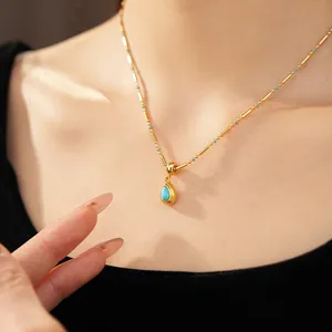 Vue détaillée d'un collier avec pendentif en goutte plaqué or 18 carats sur un mannequin.
