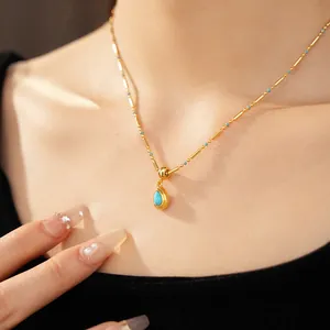 Gros plan détaillé d'un collier goutte d'eau plaqué or 18 carats avec pendentif turquoise