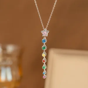 Primer plano de collar en Y de plata con piedras de circón arcoíris multicolores