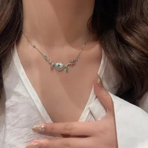 Elegante Halskette aus gebürstetem Silber mit Muschel, Seestern und blauen Juwelen