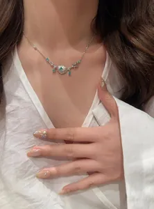Exquisite silberne Seestern- und Muschelkette mit blauen Wassertropfensteinen am Modell