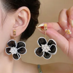 Eleganti orecchini a fiore in chiffon con perle e perni dorati in argento