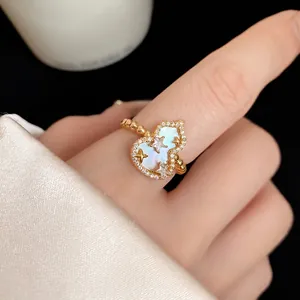 Elegante anello aperto a forma di hulu in oro con stelle di zircone e dettagli pavé