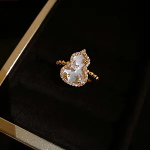 Anello regolabile elegante a forma di zucca dorata con zirconi in scatola