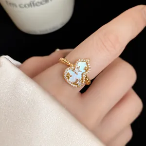 Dettaglio ravvicinato di un anello hulu vintage di lusso con zirconi e stelle su un dito