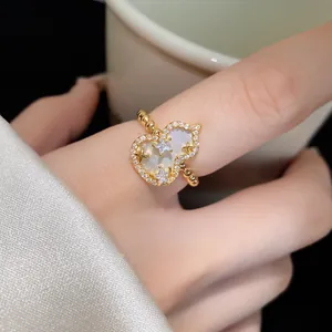 Primo piano di un anello dorato a forma di zucca con zirconi e dettagli a stella
