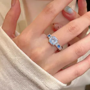 Anello Aperto Quadrato con Zirconia Blu per Donna Semplice Moda Stile Freddo Anello da Indice Lusso Leggero Gioielli in Rame