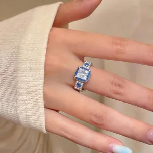 Anello aperto minimalista con zircone blu quadrato e dettagli luminosi ed eleganti.