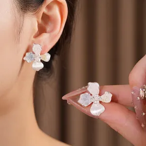 Eleganti orecchini a lobo a fiore in argento con brillanti zirconi e perle per donne