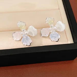 Eleganti orecchini a lobo a fiore con perle e zirconi, perno in argento per donna