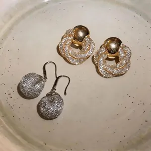 Eleganti orecchini a perno a fiore intrecciato e gocce in rete d'argento su ceramica