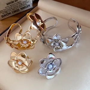 Eleganter Eisen Metall Blumen Armreif und Ring Schmuck mit Künstlichen Perlen Akzenten Doppelstöckige Offene Handkette Damen