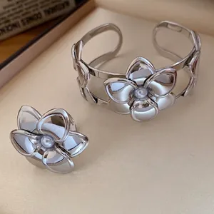 Elegantes silbernes Blumenschmuck-Set mit Perlen, offenem Ring und Armreif-Manschette
