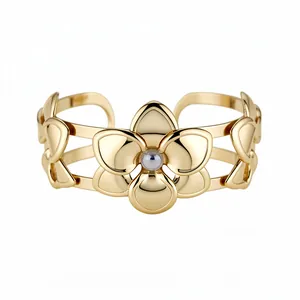 Eleganter goldfarbener doppellagiger offener Armreif mit einer zentralen Perlenblume.