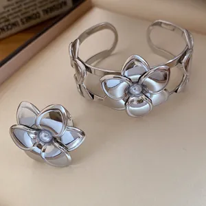 Detailaufnahme eines silberfarbenen Blumenschmuck-Sets mit Perlen für einen eleganten Look