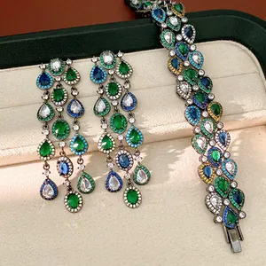 Detailansicht des edlen Vintage-Zirkon-Schmucksets mit Quastenohrringen und Armband.