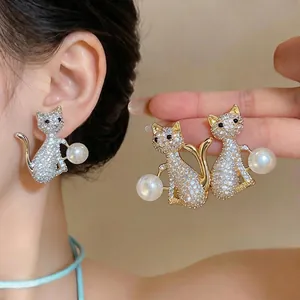 Boucles d'oreilles chat élégantes avec zircons et perles, design aiguille en argent