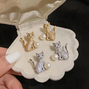 Élégantes boucles d'oreilles chat avec zircon et perle en finitions dorée et argentée