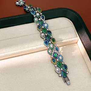 Detailansicht eines Vintage-Armbands mit bunten Zirkonia-Tropfen in dunkler Fassung.