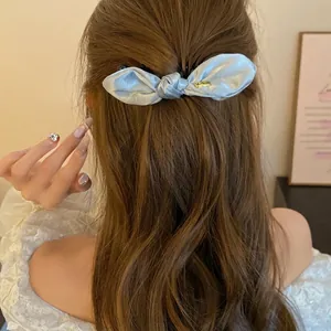 Élégante pince à cheveux banane en satin bleu clair avec nœud pour coiffures de femmes