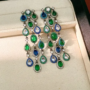 Detaillierte Ansicht von Vintage-Quastenohrringen mit grünen und blauen Zirkonsteinen