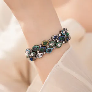 Detailansicht eines Vintage-Armbands mit mehrfarbigen Zirkon-Tropfen am Handgelenk