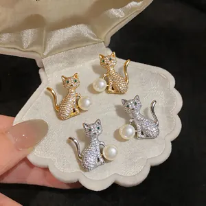 Gros plan de boucles d'oreilles chat en zircon avec perles dans une boîte à bijoux