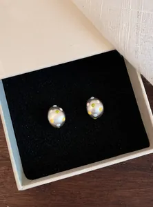 Eleganti orecchini a perno ovali in argento opaco con pois colorati in confezione regalo