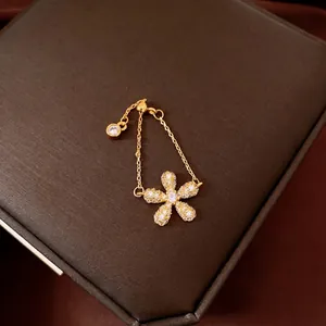 Vintage gold chain ring with sparkling diamond flower charm for women jewelry.