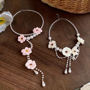 Elegante collana floreale in stile francese con perle e perline in rosa e bianco.