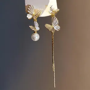 Pendientes de mariposa asimétricos con diamantes y borla de perla