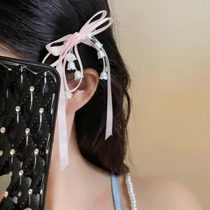 Elegante fermaglio per capelli a fiocco rosa con nappe di fiori di mughetto dettagliate