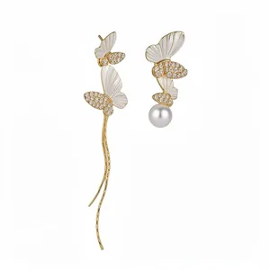 Pendientes asimétricos elegantes de mariposa en oro con esmalte, cristales y perla