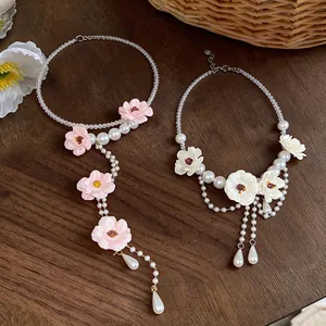 Eleganti collane di perle stile francese con fiori di stoffa e nappine di perle