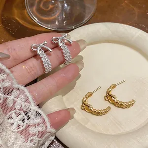 Pendientes elegantes de aguja de plata con lazo hueco en forma de C en oro y plata, estilo minimal.
