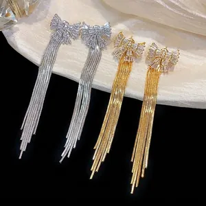 Boucles d'oreilles nœud plaquées or 18 carats avec zircons et longues chaînes serpent