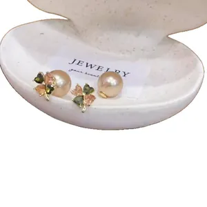 Eleganti orecchini a lobo a quadrifoglio in zircone con perle champagne e argento