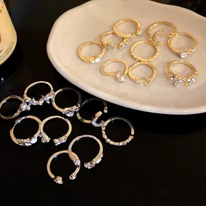 Detailaufnahme eines Vintage Ring Sets mit Herz Stern und Mond Motiven und funkelnden Steinen