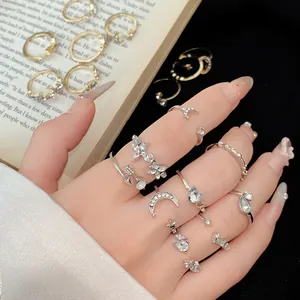 Detailaufnahme eines neunteiligen silbernen Ring-Sets im Vintage-Stil mit Stern-Motiven