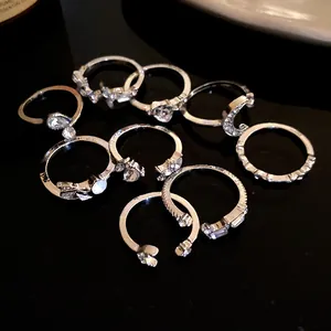 Detailansicht des 9-teiligen silbernen Ring-Sets mit Strass-Herz und Mondanhängern