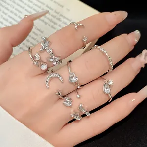 Detailansicht eines 9-teiligen silbernen Ring-Sets mit Mond Stern Herz und Strass