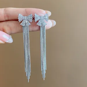 Boucles d'oreilles nœud en zircone avec longues pampilles en chaîne serpent argentée