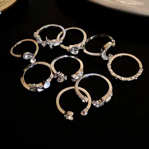 Detailansicht eines 9-teiligen silbernen Ring-Sets mit Mond- und Stern-Strass-Design